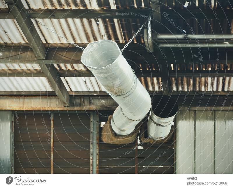 Auspuff Rohre Abluft Metall oben Außenaufnahme Röhren Lüftung Fabrik Gebäude Menschenleer Farbfoto Industrie Wand Technik & Technologie Mauer Architektur