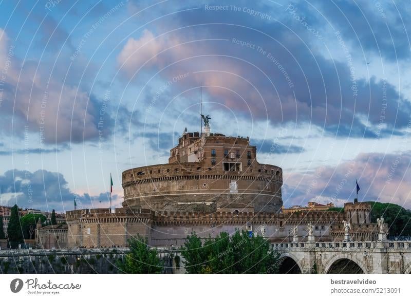 Rom Italien Castel Sant'Angelo Abendansicht mit Ponte Sant'Angelo Fußgängerbrücke sichtbar und puffy Wolken über. Engelsburg (Castel Sant'Angelo)