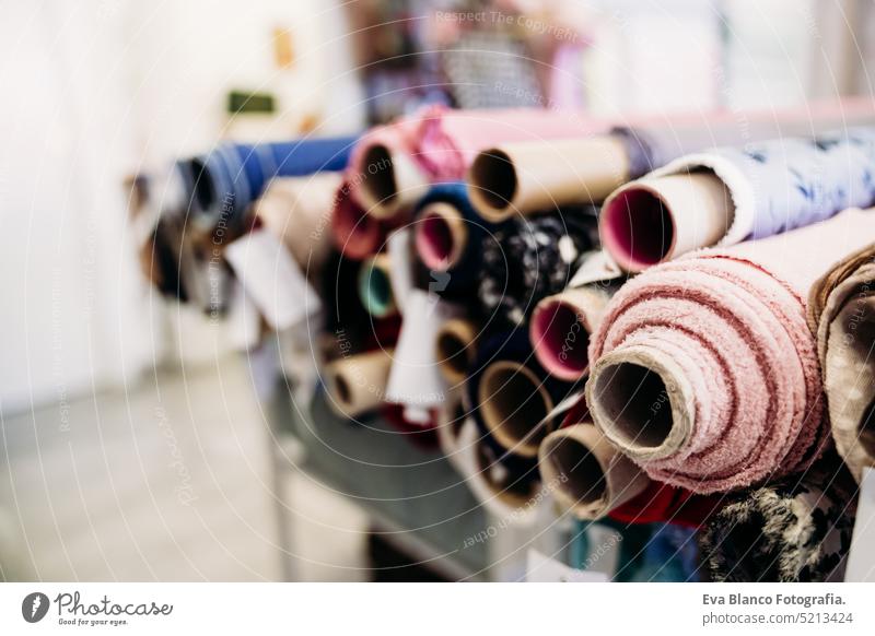 Stoffrollen im Atelier einer Schneiderin. Kleines Geschäft. Stoffladen. niemand Kleinunternehmen Werkstatt Schneiderei Stoffe Industrie Gerät Fabrik Faser