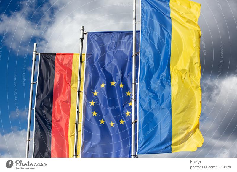 Deutschlandflagge , EU-Flagge und Ukraineflagge wehen nebeneinander im Wind Ukrainekrieg Europaflagge europafahne Ukrainefahne europäische Union Zusammenhalt