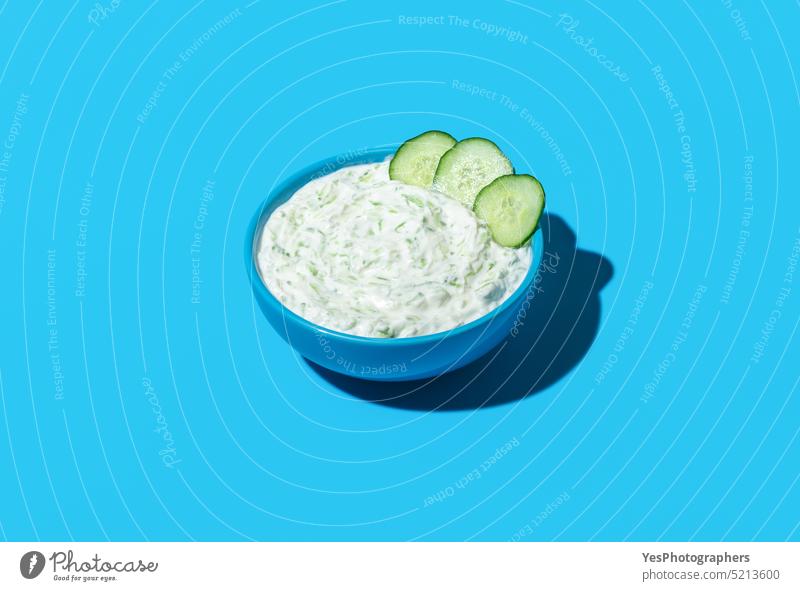 Schale mit Tzatziki-Sauce isoliert auf blauem Hintergrund oben Amuse-Gueule Schalen & Schüsseln Frühstück hell cacik Farbe Textfreiraum Sahne Salatgurke Küche