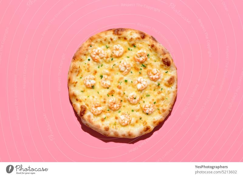 Shrimps Pizza von oben, isoliert auf einem rosa Hintergrund gebacken hell Käse Farbe gekocht Textfreiraum Kruste Küche lecker Design Diät Abendessen Speise