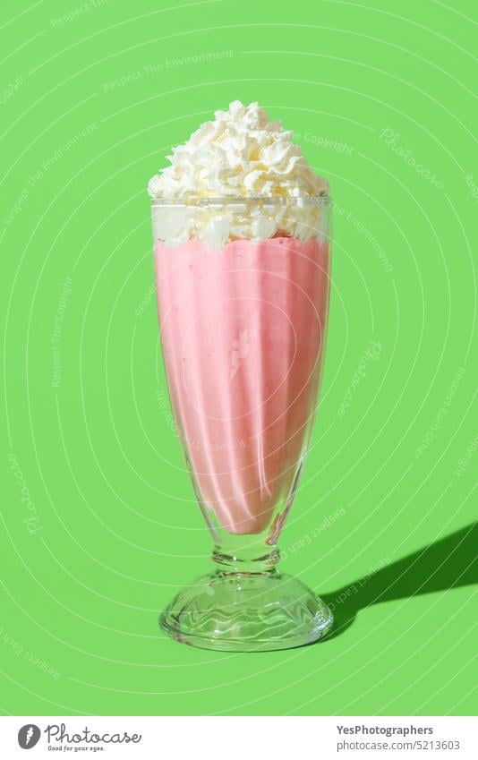 Erdbeeren Milchshake Glas in hellem Licht, isoliert auf einem grünen Hintergrund Amerikaner Getränk Cocktail kalt Farbe Textfreiraum Sahne Küche Tasse