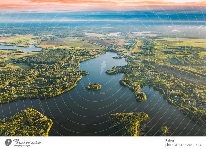 Lyepyel, Lepel See, Beloozerny Bezirk, Vitebsk Region. Aerial View Of Lyepyel Stadtlandschaft Skyline im Herbst Morgen. Morgennebel über Lepel See. Top View of European Nature From High Attitude In Autumn. Ansicht aus der Vogelperspektive