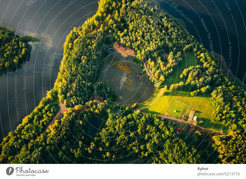 Novoe Lyadno, Lepel See, Beloozerny Bezirk, Vitebsk Region. Luftaufnahme der Insel Pension Lode im Herbst Morgen. Morgennebel über Lepel See. Top View Of European Nature From High Attitude In Autumn. Ansicht aus der Vogelperspektive. Flache Ansicht. Nahaufnahme