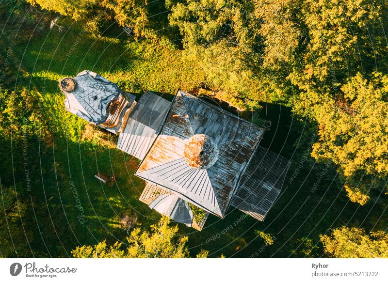 Martinowo, Bezirk Beshenkovichsky, Region Witebsk, Belarus. Bird's Eye View Of Church Of The Intercession Of The Most Holy Theotokos. Aerial View Of Historic Landmark In Autumn Sunny Evening. Flache Ansicht