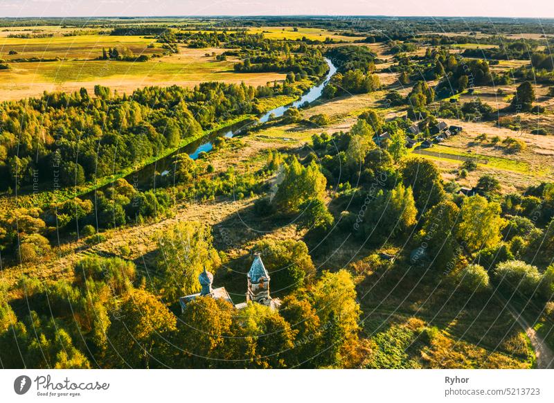 Martinovo, Beshenkovichsky Bezirk, Vitebsk Region, Weißrussland. Village Cityscape Skyline im Herbst sonnigen Abend. Bird's Eye View Of Church Of The Intercession Of The Most Holy Theotokos. Aerial View Of Historic Landmark In Autumn Sunny Evening