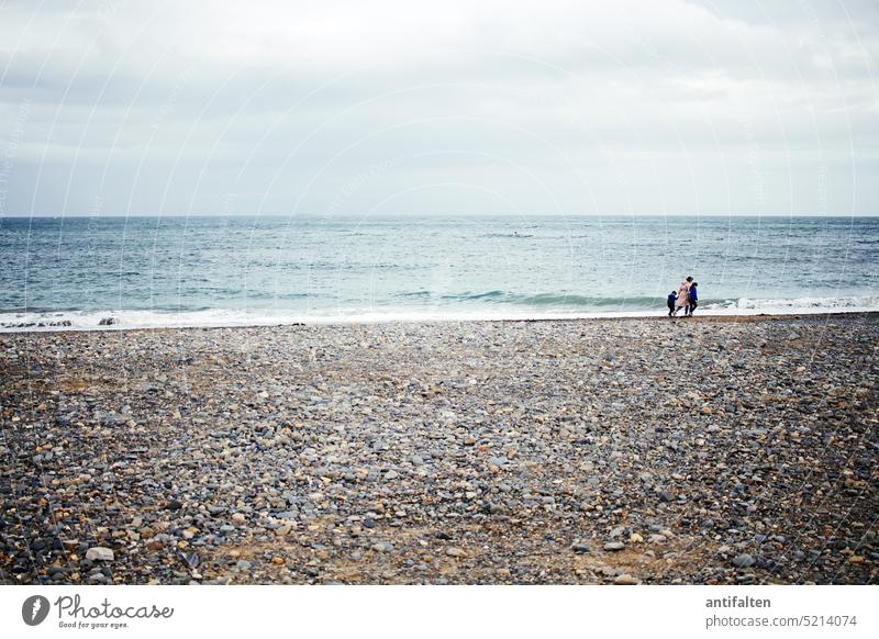 Wicklow, Irland 08.2018 Landschaft Republik Irland Natur Küste Außenaufnahme Tag Himmel Textfreiraum oben Farbfoto weite Steine Aussicht Fotografieren Atlantik