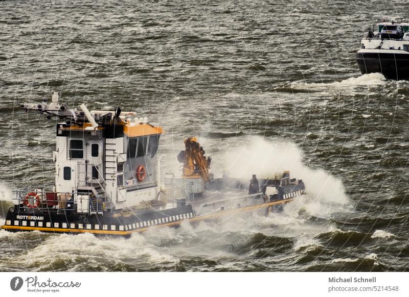 Schwere See, schwere See, mein Herz Schiff Schifffahrt hohe Wellen Gischt Wasser Meer Wasserfahrzeug Außenaufnahme Gefahr gefahrvoll Übelkeit Erbrechen