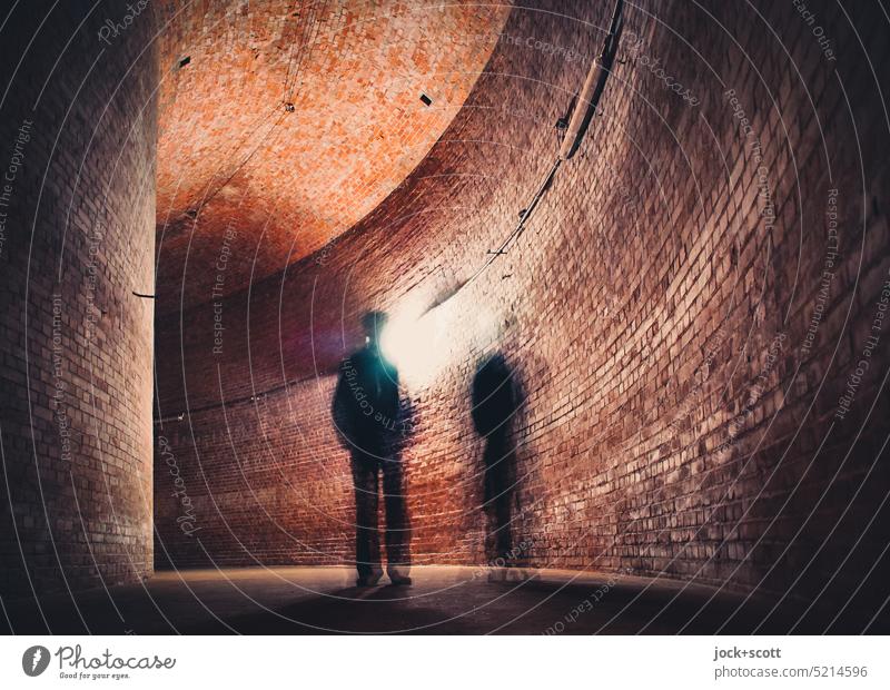 Gang durch das Gewölbe Architektur historisch Bauwerk Schatten Backsteinwand Silhouette Gegenlicht Bewegungsunschärfe Wand hoch Wege & Pfade Vergangenheit