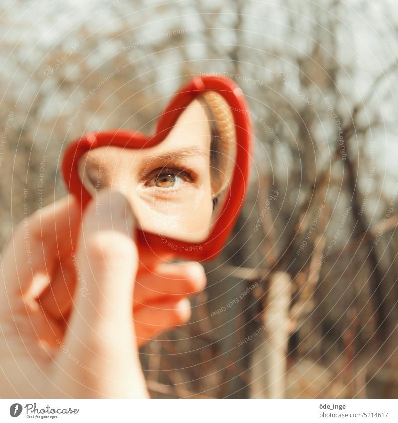 Man sieht nur mit dem Herzen gut... Spiegel Auge Herzspiegel Spiegelung herzform herzförmig Hand Selbstportrait Wald Liebe Liebesgruß Selbstliebe selbstverliebt