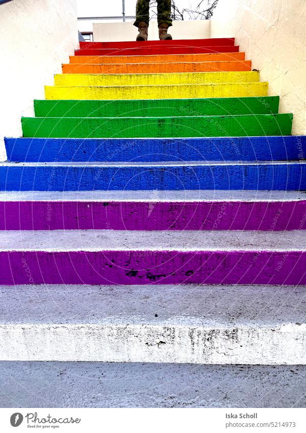 Soldat steht auf LGBTQ+ Treppe treppen lgbtq Stolz Armee Außenaufnahme Uniform Militär Regenbogen