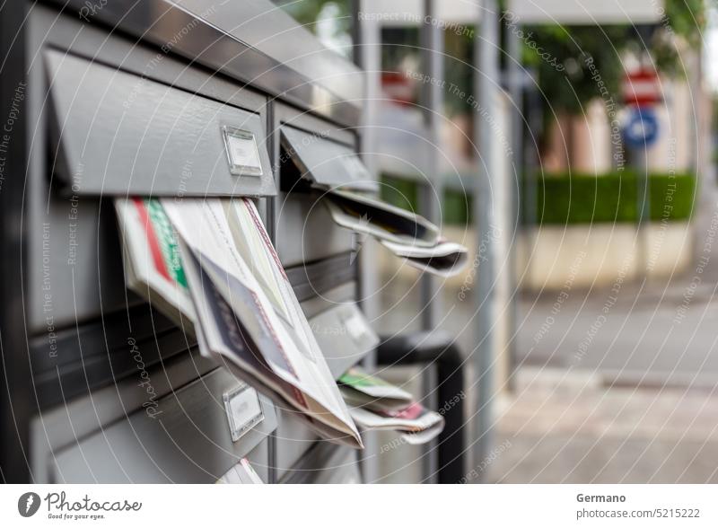 Stadtbriefkasten im Freien Hintergrund Bokeh Kasten PKW Großstadt Nahaufnahme Farbe Mitteilung Korrespondenz liefern Versand fahren Frau satt horizontal Brief