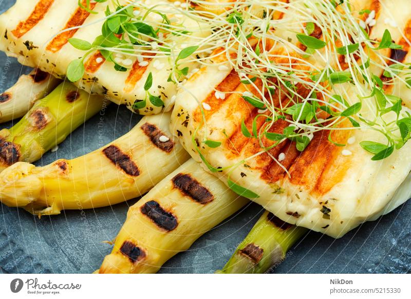 Weißer Spargel mit Halloumi-Käse. halloumi gegrillt Gemüse Lebensmittel Gesundheit Snack grün weiß gegrillter Spargel organisch Mittagessen Teller Salatbeilage