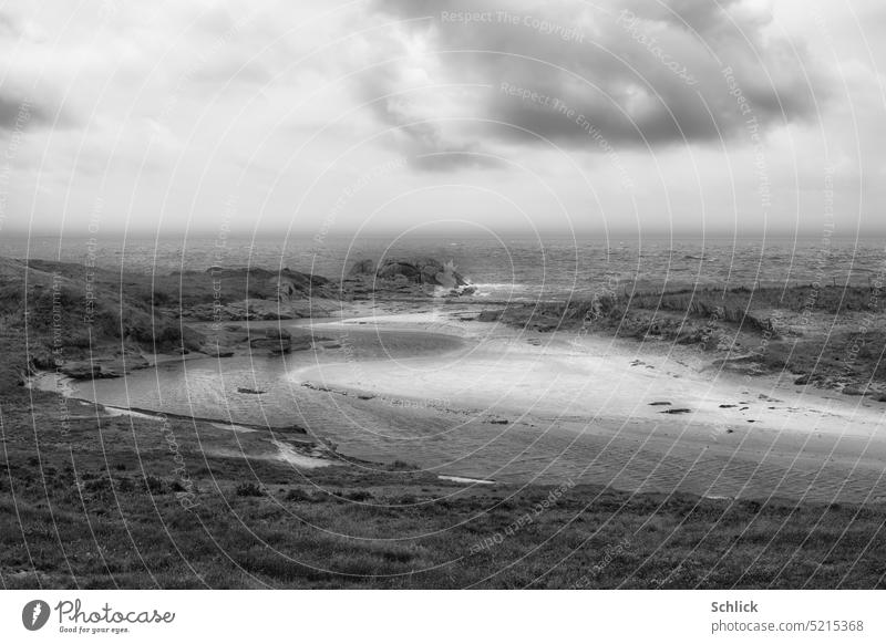 Bretagne Küste bei Trévignon Landschaft Schwarzweißfoto Meer weiches Licht Felsen Himmel bewölkt Strand Winter Außenaufnahme Natur Wasser Wolken