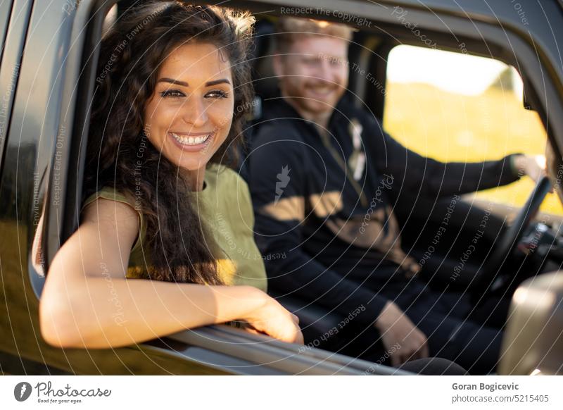 Pärchen hat Spaß auf Roadtrip Paar Frau zwei Fahrzeug Automobil PKW Mann Zusammensein Natur Verkehr Lifestyle Fahrer reisen männlich Liebe jung Glück