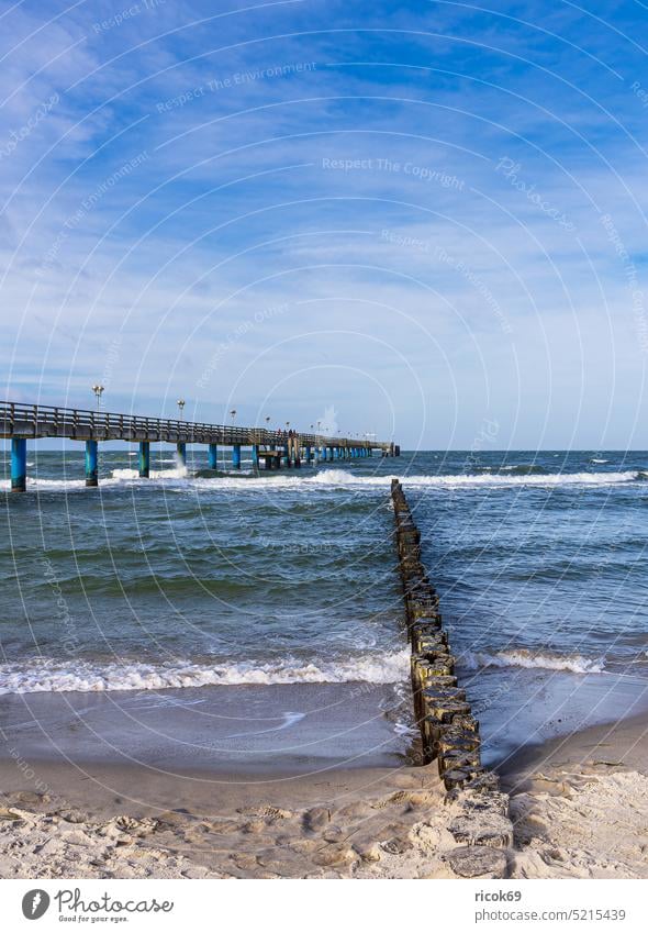 Buhne und Seebrücke an der Küste der Ostsee bei Graal Müritz Strand Ostseeküste Meer Mecklenburg-Vorpommern Natur Landschaft Wellen Wasser Bauwerk Architektur