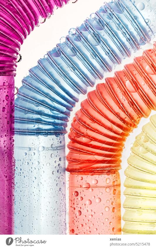 Bunte Röhren mit Wassertropfen an der Knickstelle oder Makroaufnahme Trinkhalme aus Plastik Rohr Tropfen Rohre Strukturen & Formen Rohrleitung Detailaufnahme