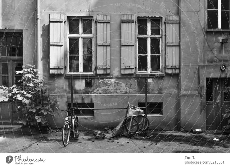 Hinterhof Fenster Berlin Prenzlauer Berg s/w unsaniert bnw Klopfstange Schwarzweißfoto Stadt Stadtzentrum Hauptstadt Tag Altstadt Menschenleer Architektur