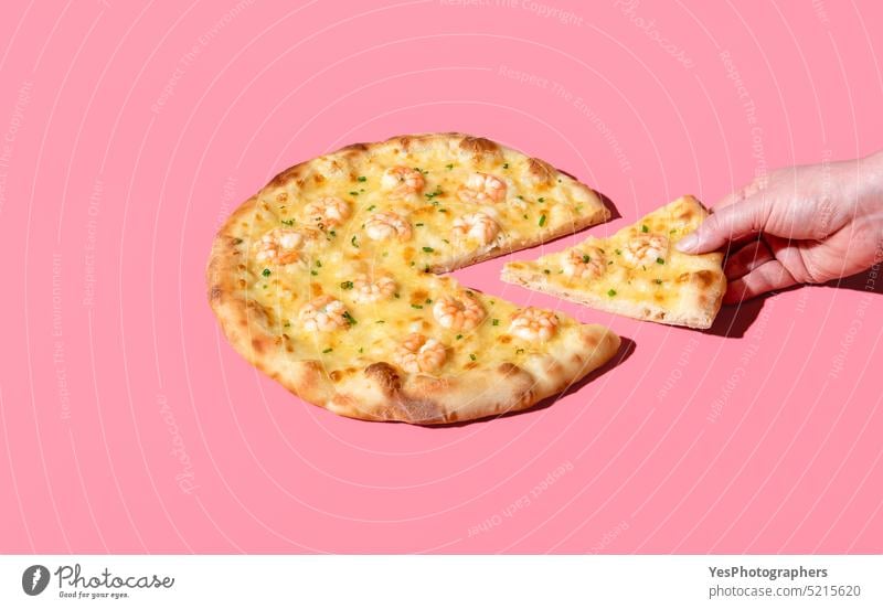 Essen Shrimp-Pizza, minimalistisch auf einem rosa Hintergrund. Nehmen Sie ein Stück Pizza gebacken hell Käse abschließen Farbe gekocht Textfreiraum Kruste Küche