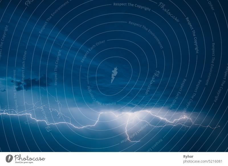 Helle Blitze am blauen Nachthimmel während eines Gewitters Herbst Hintergrund schön hell Cloud wolkig Textfreiraum Gefahr dunkel dramatischer Himmel elektrisch