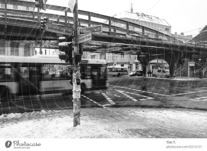 Ecke Schönhauser Prenzlauer Berg ersatzverkehr Bus Schönhauser Allee s/w Winter Schnee Berlin Hochbahn Stadtzentrum Hauptstadt Außenaufnahme Altstadt Bauwerk