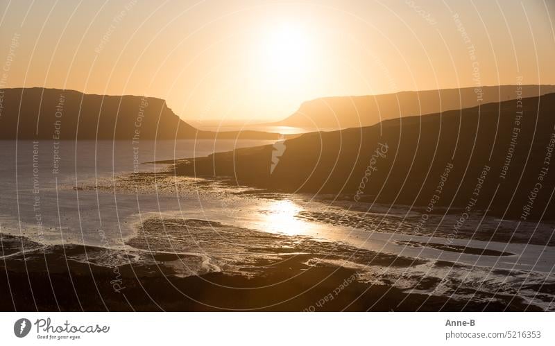 warmer weiter Blick über Fjorde und Berge bei schon tief stehender Sonne am Abend Reise Wasser Meer Abendsonne Sehnsucht Weite warmes Licht Gegenlicht gelb