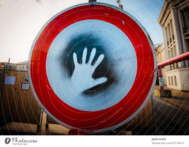 Halt! Durchfahrt verboten Durchfahrtsverbot Verkehrsschild Verkehrszeichen Verbot für Fahrzeuge aller Art Straßenkunst Spray Hand Bauzaun Unschärfe Baustelle