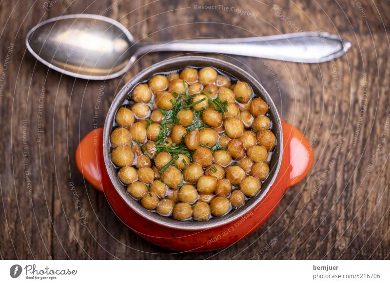 Backerbsensuppe auf Holz Suppe rustikal Perle Teig Vorspeise bayerisch Brühe gesund Essen Foto Teigperlen Zutat Produkt Makro vegetarisch Gemüse Schüssel