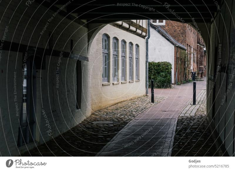 Durchgang in die Altstadt, Glückstadt Häuser historisch Gebäude Menschenleer Haus Farbfoto Stadt Wege & Pfade Außenaufnahme Architektur Fassade Straße Tag Wand