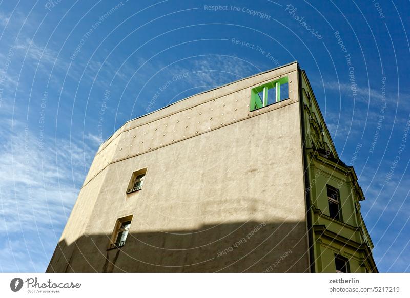 Haus gegenüber in Schöneberg altbau außen brandmauer fassade fenster haus himmel himmelblau hinterhaus hinterhof innenhof innenstadt kiez mehrfamilienhaus