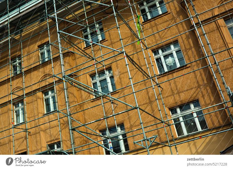 Eingerüstetes Mehrfamilienhaus architektur berlin büro city deutschland fassade fenster froschperspektive gebäude hauptstadt hochhaus innenstadt kiez leben