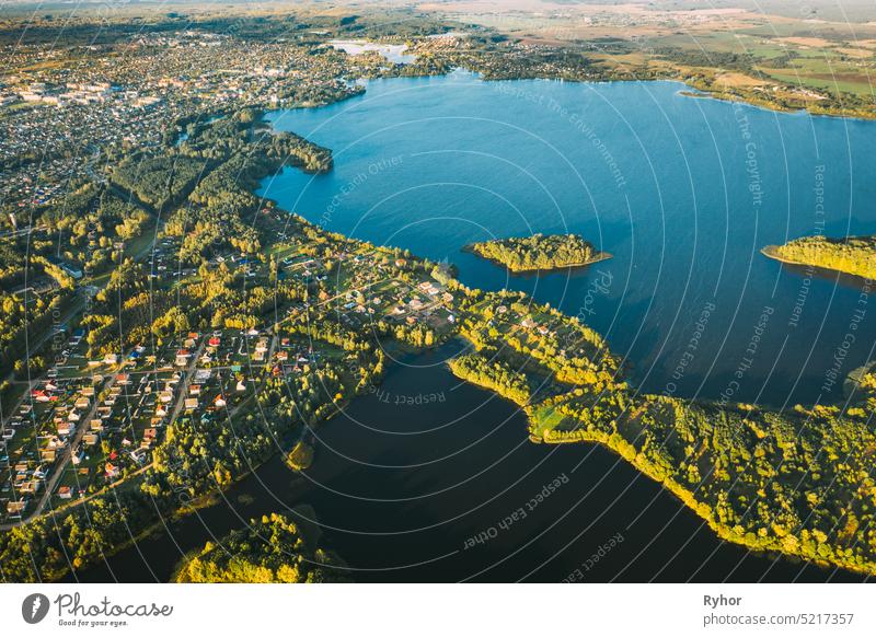 Lyepyel, Lepel See, Beloozerny Bezirk, Vitebsk Region. Aerial View Of Lyepyel Stadtlandschaft Skyline im Herbst Morgen. Morgennebel über Lepel See. Top View of European Nature From High Attitude In Autumn. Ansicht aus der Vogelperspektive