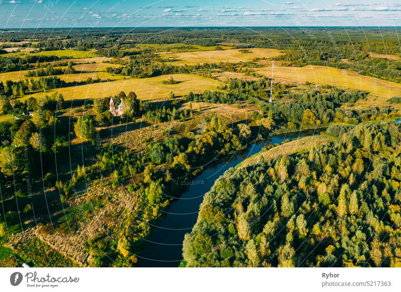 Martinovo, Beshenkovichsky Bezirk, Vitebsk Region, Weißrussland. Village Cityscape Skyline im Herbst sonnigen Abend. Bird's Eye View Of Church Of The Intercession Of The Most Holy Theotokos. Aerial View Of Historic Landmark In Autumn Sunny Evening