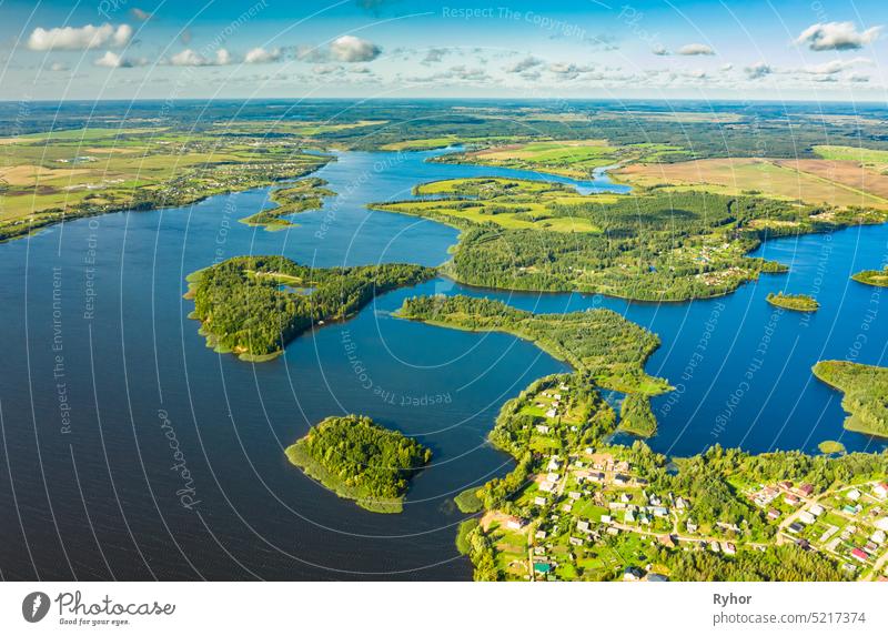 Bezirk Lyepyel, Region Witebsk, Belarus. Luftaufnahme von Lepel See mit natürlichen kleinen Inseln Bezirk Beloozerny Antenne Einstellung Herbst schön