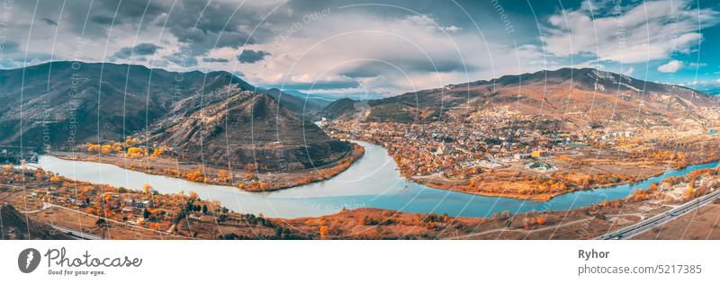 Mtskheta, Georgien. Blick von oben auf die alte Stadt im Tal des Zusammenflusses der Flüsse Mtkvari Kura und Aragvi im malerischen Hochland. Herbstsaison Erbe