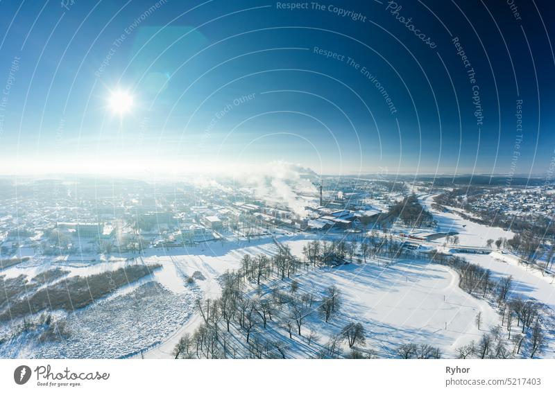 Luftaufnahme der alten und modernen Papierfabrik an einem sonnigen Wintermorgen. Historisches Erbe aus der Vogelperspektive. Dobrusch, Gomel Region, Weißrussland