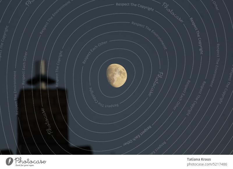 Mond am Nachthimmel Mondschein dunkel düster Schlot