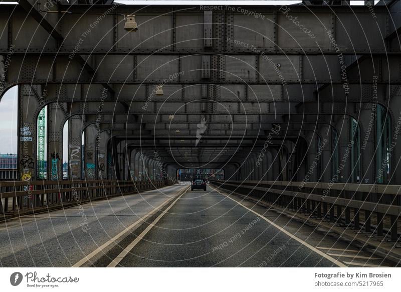 Leere lange Straße - Brücke in Hamburg Streetart Nacht Langzeitbelichtung Alte Speicherstadt Licht Hafen Architektur dunkel Bauwerk Wasser