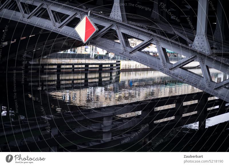 Bogen einer Stahlbrücke über die Spree, Schifffahrtszeichen, Begrenzung Brücke grau düster dunkel Fluss Wasser Berlin Friedrichstraße Fahren Boot Schiffsverkehr