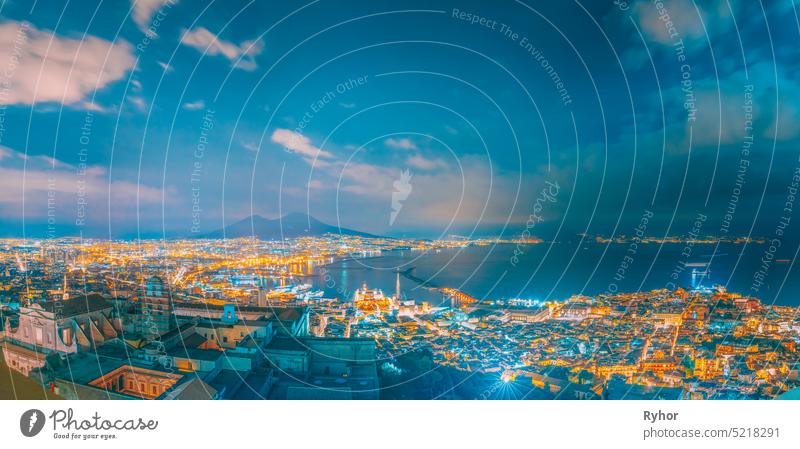 Neapel, Italien. Skyline Stadtbild im Abendlicht. Tyrrhenisches Meer und Landschaft mit Vulkan Vesuv. Stadt in der Nacht Beleuchtungen MEER Italienisch