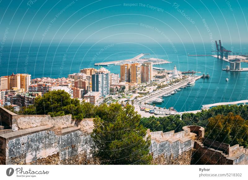 Malaga, Spanien. Elevated View, Cityscape View Of Malaga, Spanien. Alte Festung Mauern und Wohnhäuser Europa Andalusia mediterran Costa del Sol Architektur