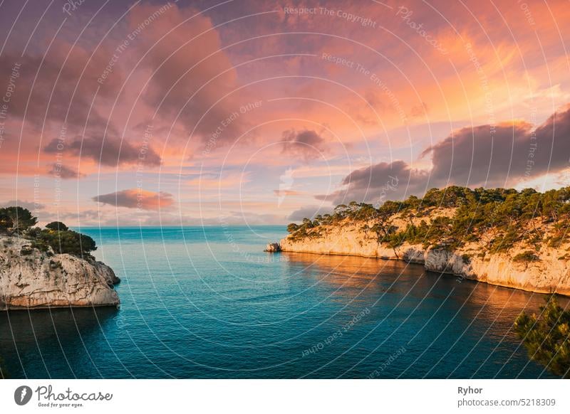 Cassis, Calanques, Frankreich. Französische Riviera. Wunderschöne Natur der Cote De Azur an der Azurblauen Küste Frankreichs. Calanques - Eine tiefe Bucht, umgeben von hohen Klippen. Geänderter Sonnenuntergang-Sonnenaufgang-Himmel. Erhöhte Ansicht. Calanques, Côte de Azur, Frankreich. Schöne Natur der C...