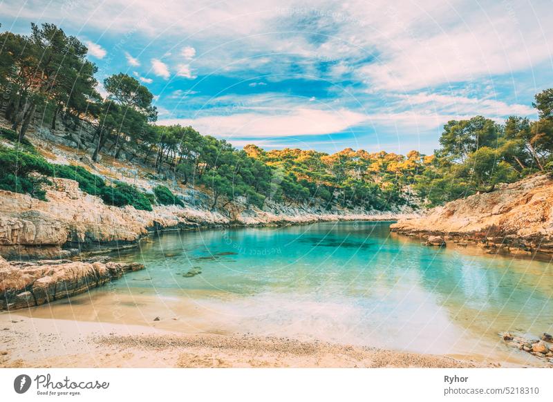 Calanques, Côte de Azur, Frankreich. Schöne Natur der Calanques an der azurblauen Küste Frankreichs. Calanques - eine tiefe Bucht, umgeben von hohen Klippen. Landschaft im Licht des Sonnenaufgangs an einem sonnigen Sommermorgen