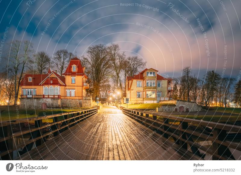 Kuressaare, Estland. Altes hölzernes Adelshaus und Herrenhaus Ekesparre Boutique Hotel in hölzernem Jugendstil am Abend blaue Stunde Nacht Arensburg Saaremaa