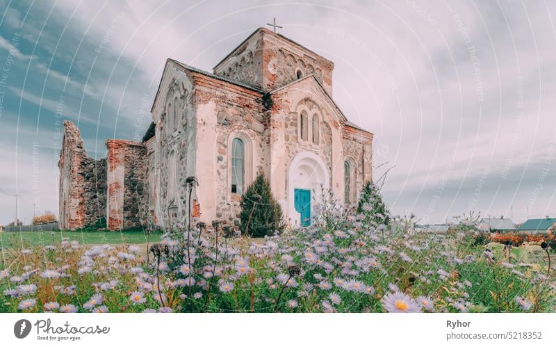 Begoml, Region Vitsebsk, Belarus. Alte Ruinen der Allerheiligenkirche. Ruinen des alten kulturellen und architektonischen Denkmals christian Erbe aufgegeben