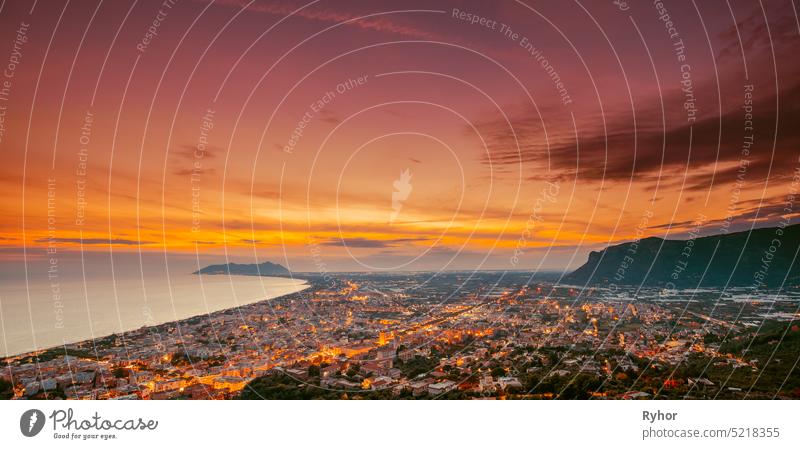 Terracina, Italien. Top View Skyline Cityscape Stadt in Abend Sonnenuntergang. Stadt Illuminationen MEER Italienisch Provinz Latina Textfreiraum Nacht reisen