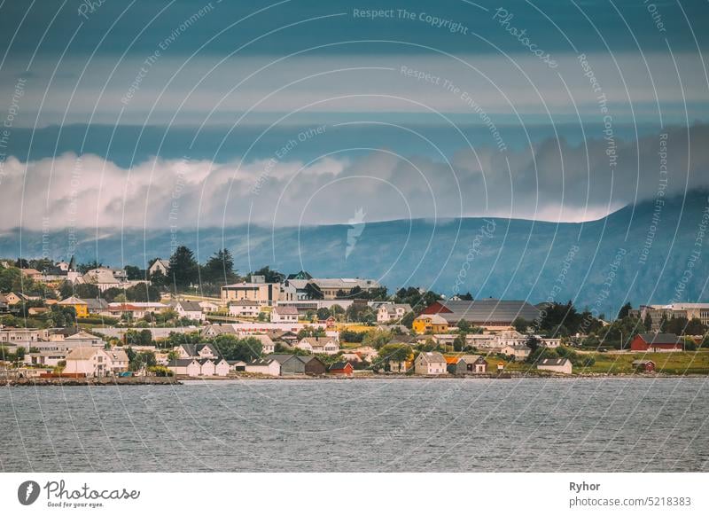 Alesund Inseln, Norwegen. Ansicht von Godoy, Giske Skyline im Sommer Tag Stadt alesund MEER Landschaft Ort Sightseeing Haus Skandinavien Geirangerfjord Park