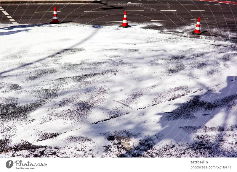 Ölfleck abbiegen asphalt auto ecke fahrbahnmarkierung fahren fortbewegung gerade hauptstraße hinweis kurve linie links navi navigation orientierung rechts reise