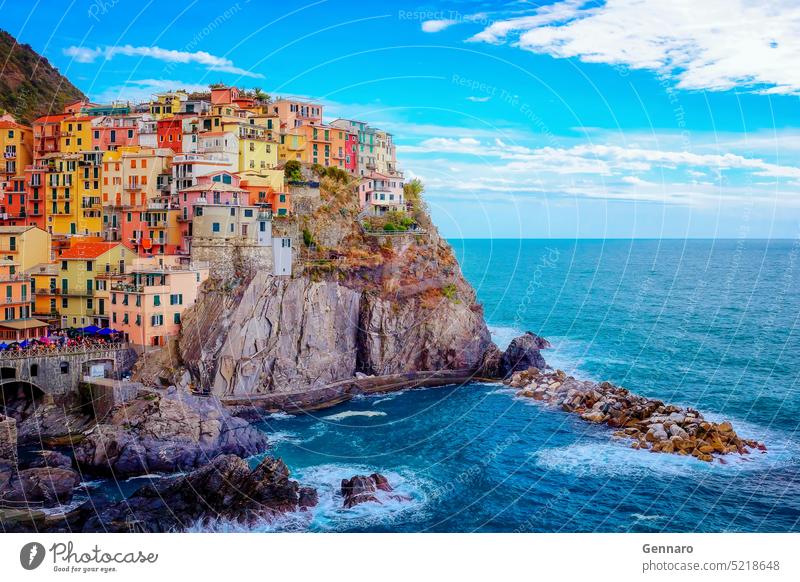 Manarola ist eines der schönsten Dörfer Italiens. Die Cinque Terre sind ein zerklüfteter Küstenstreifen an der ligurischen Riviera und bestehen aus fünf wunderschönen Dörfern auf den Hügeln.